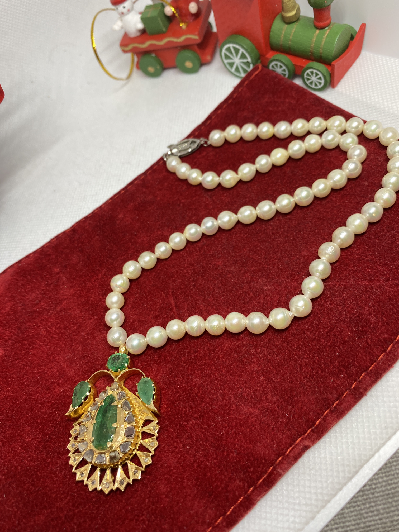 FINE YELLOW METAL PENDANT SET WITH 8.00cts OF EMERALDS + 1.30ct DIAMONDS ON PEARL NECKLACE - Bild 2 aus 7