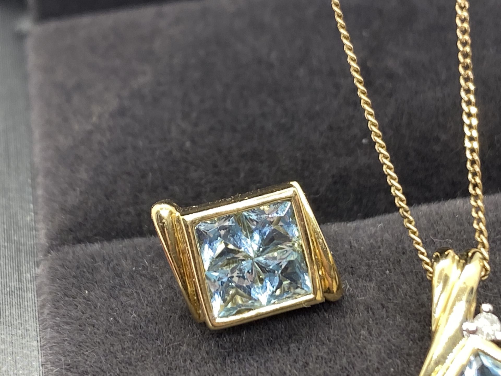 STUNNING 10ct GOLD AQUAMARINE & DIAMOND PENDANT & EARRING SET - Bild 2 aus 2