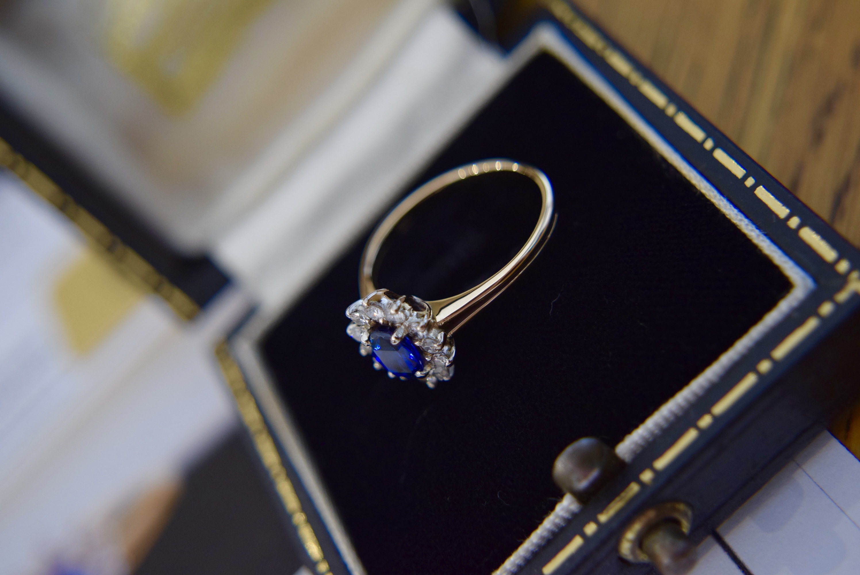 FINE QUALITY 1.25CT VELVET BLUE SAPPHIRE & DIAMOND HALO RING IN 14K YELLOW GOLD - Bild 5 aus 9