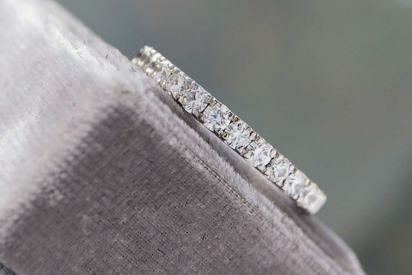 950 PLATINUM DIAMOND HALF ETERNITY RING - 0.60CT - Bild 4 aus 5