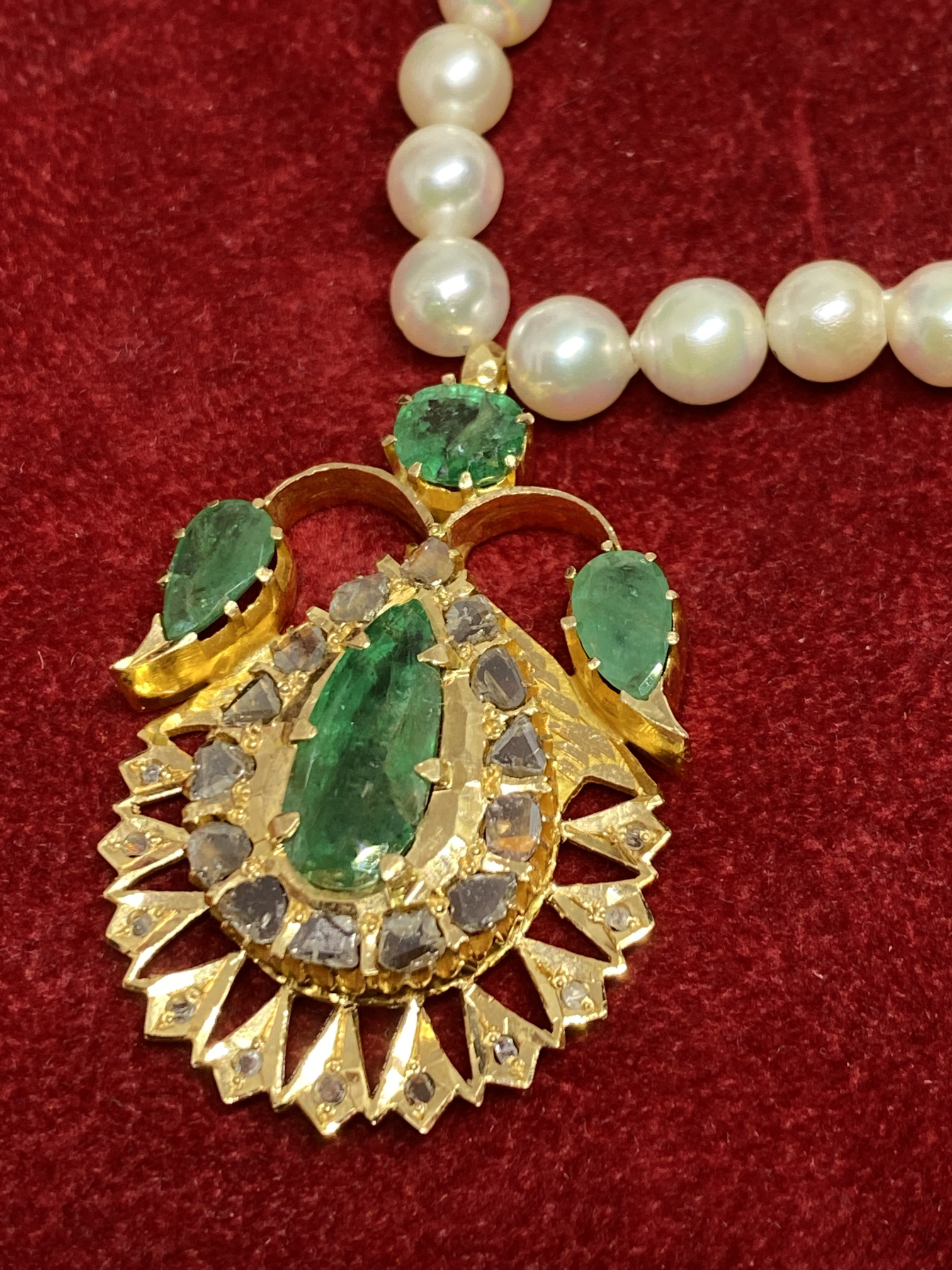 FINE YELLOW METAL PENDANT SET WITH 8.00cts OF EMERALDS + 1.30ct DIAMONDS ON PEARL NECKLACE