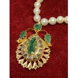 FINE YELLOW METAL PENDANT SET WITH 8.00cts OF EMERALDS + 1.30ct DIAMONDS ON PEARL NECKLACE