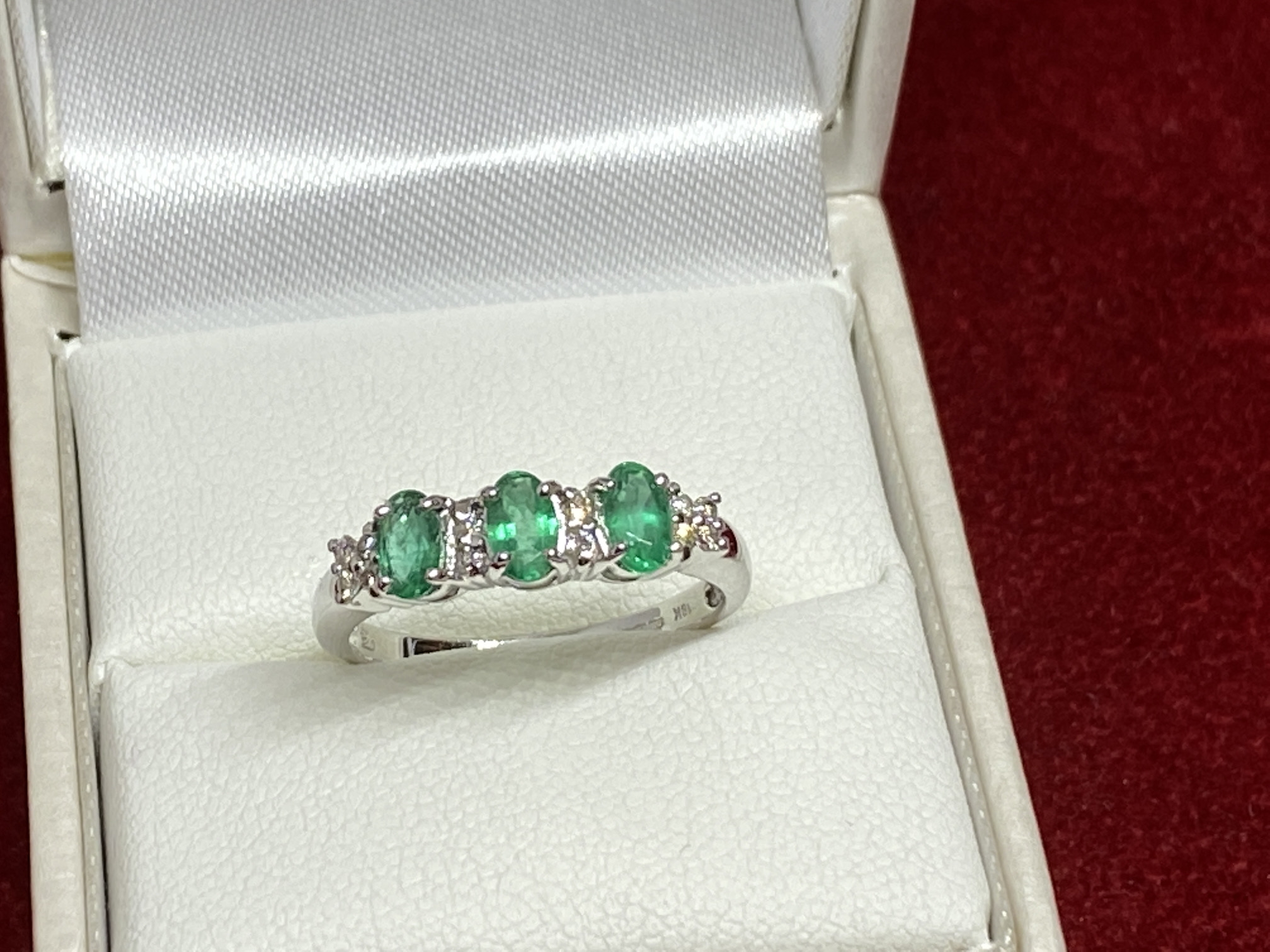 18ct WHITE GOLD MAJESTIC EMERALD & DIAMOND RING