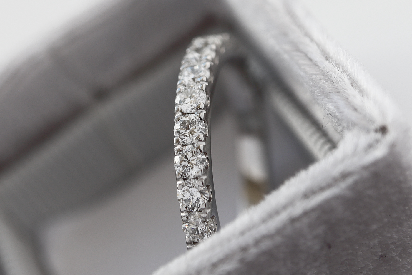 950 PLATINUM DIAMOND HALF ETERNITY RING - 0.60CT - Bild 2 aus 5