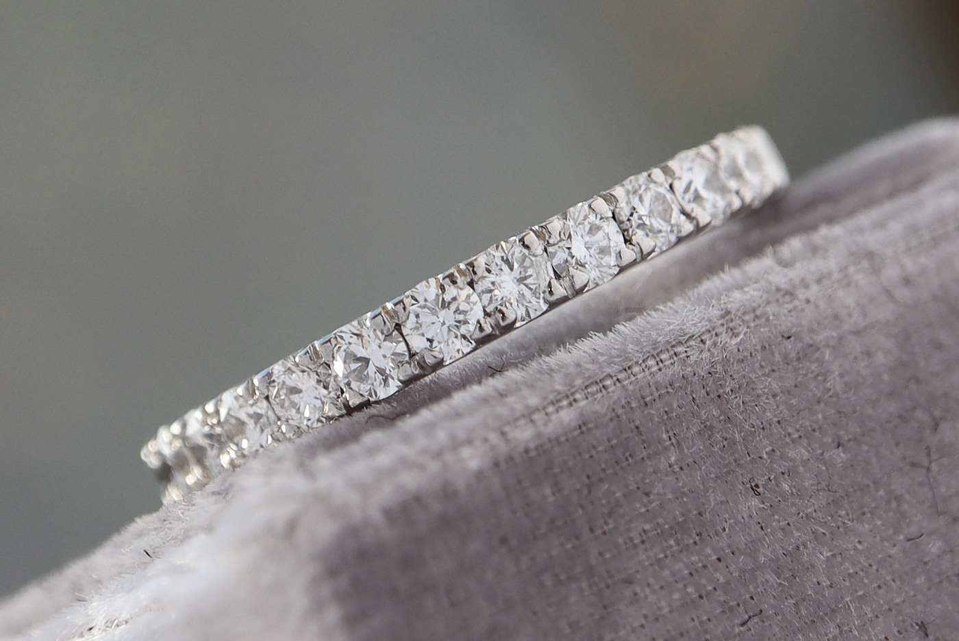 950 PLATINUM DIAMOND HALF ETERNITY RING - 0.60CT