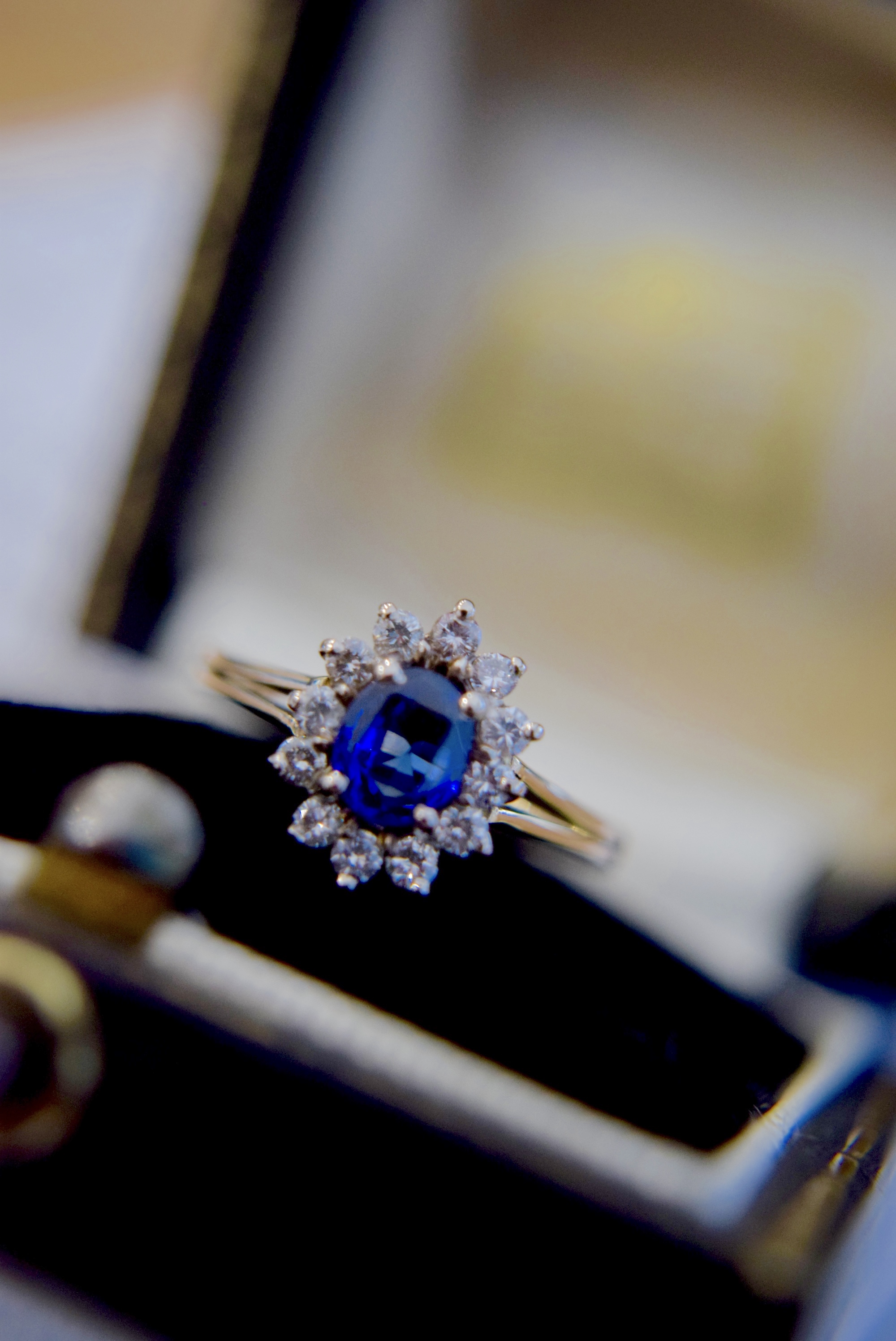 FINE QUALITY 1.25CT VELVET BLUE SAPPHIRE & DIAMOND HALO RING IN 14K YELLOW GOLD - Bild 3 aus 9