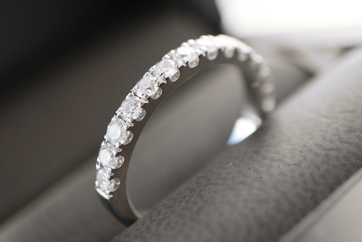 950 PLATINUM DIAMOND HALF ETERNITY RING - 0.60CT - Bild 5 aus 5