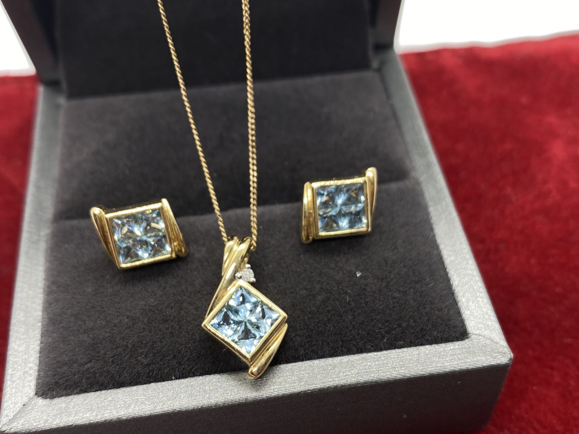 STUNNING 10ct GOLD AQUAMARINE & DIAMOND PENDANT & EARRING SET