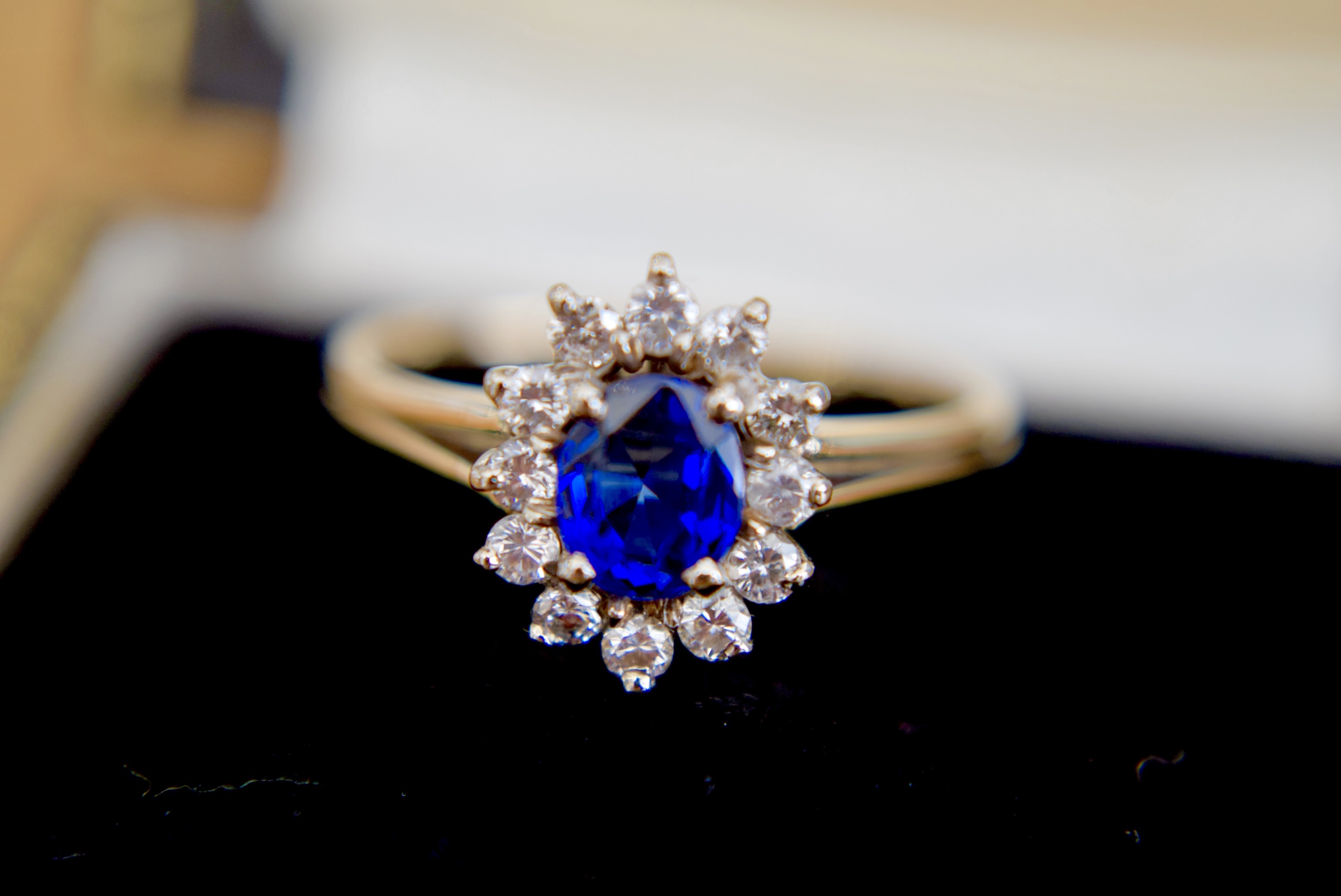 FINE QUALITY 1.25CT VELVET BLUE SAPPHIRE & DIAMOND HALO RING IN 14K YELLOW GOLD