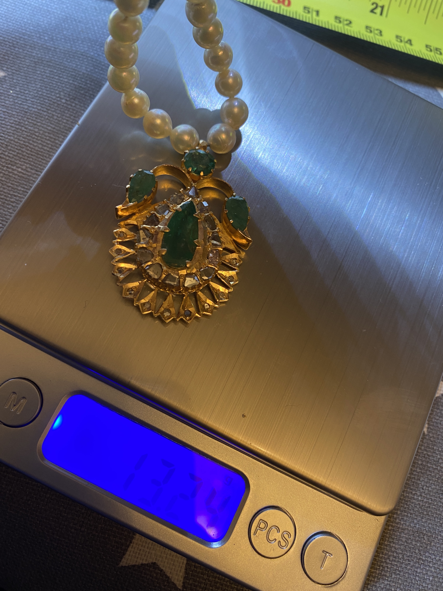 FINE YELLOW METAL PENDANT SET WITH 8.00cts OF EMERALDS + 1.30ct DIAMONDS ON PEARL NECKLACE - Bild 4 aus 7