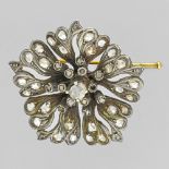 Belle Epoque flower brooch in 18 Karat gold and silver, set with rose-cut diamonds ranging from 4 mm