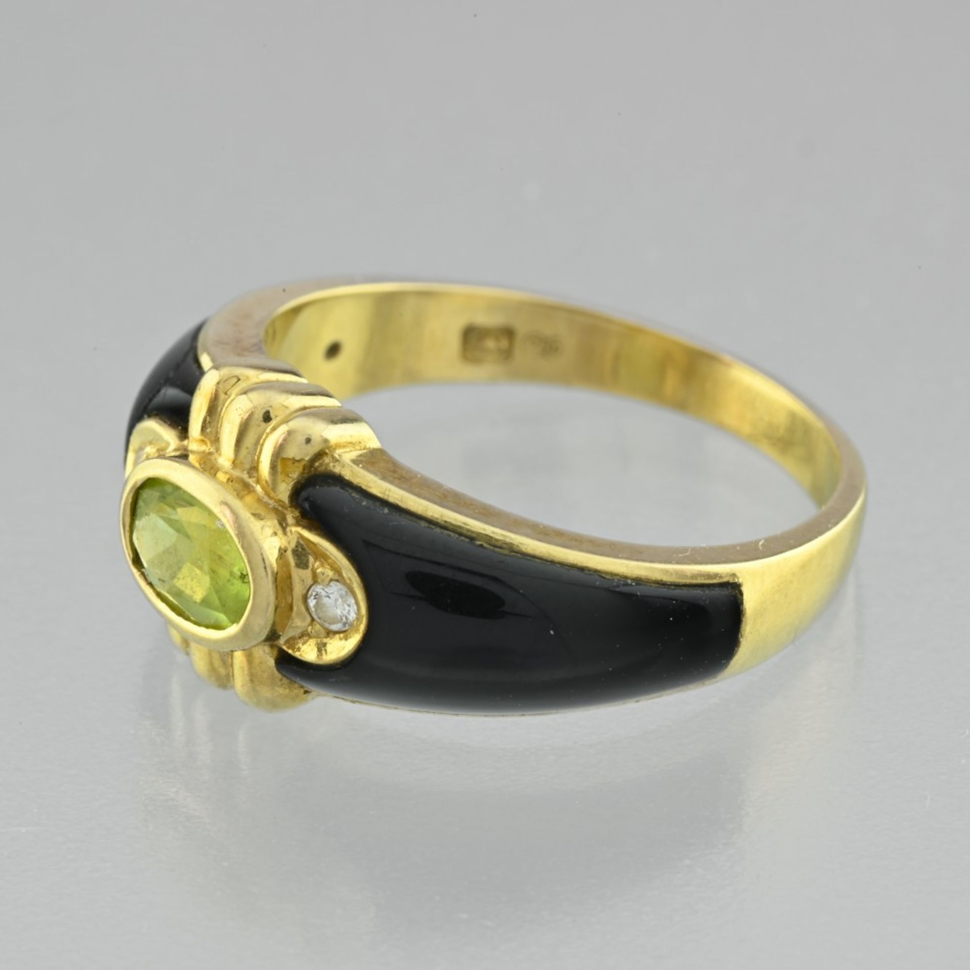 Black enamel and peridot ring In 18 Karat yellow gold, the body of the ring is covered on the - Image 2 of 2