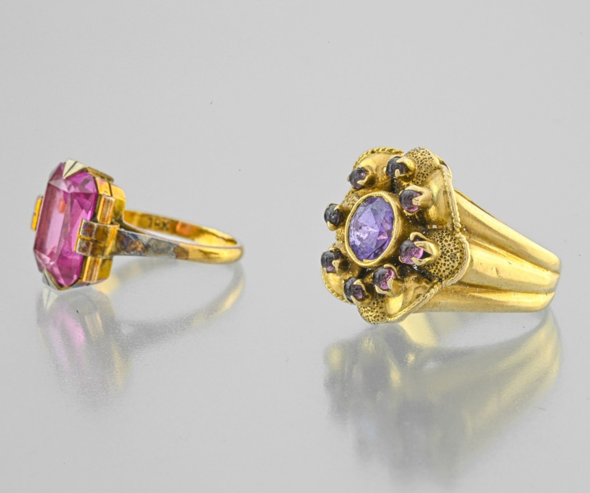 Lot of two rings 18kt - a ring in yellow gold 18 Karat motif flower set with an amethyst of round - Image 2 of 4