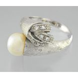 You and me ring pearl and diamond in white gold 18 Karat, set with a white pearl of 8 mm diameter