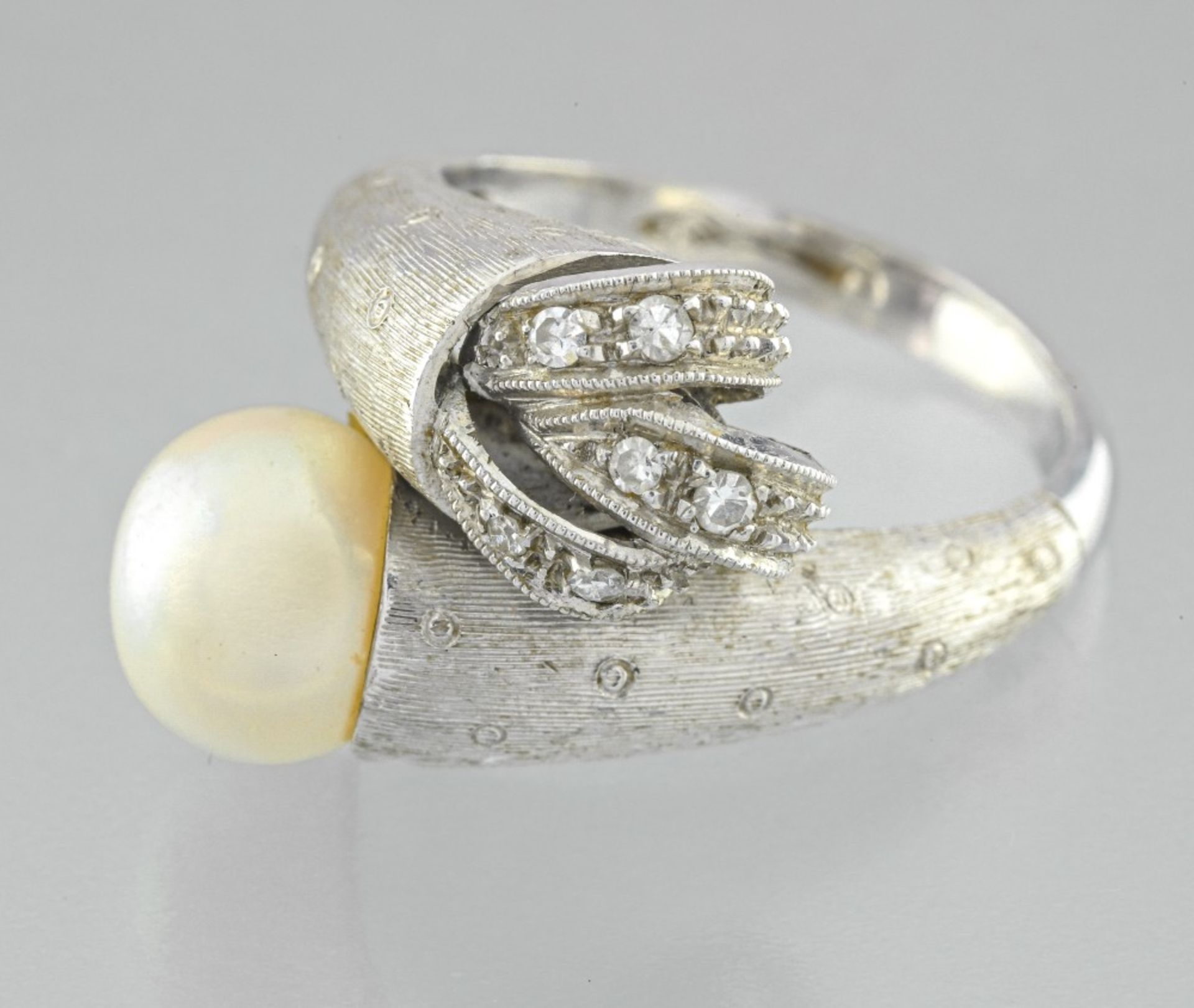 You and me ring pearl and diamond in white gold 18 Karat, set with a white pearl of 8 mm diameter