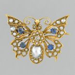 1900 Butterfly brooch In gold 14 Karat set with a half white pearl of 4 mm on the body, thirty three