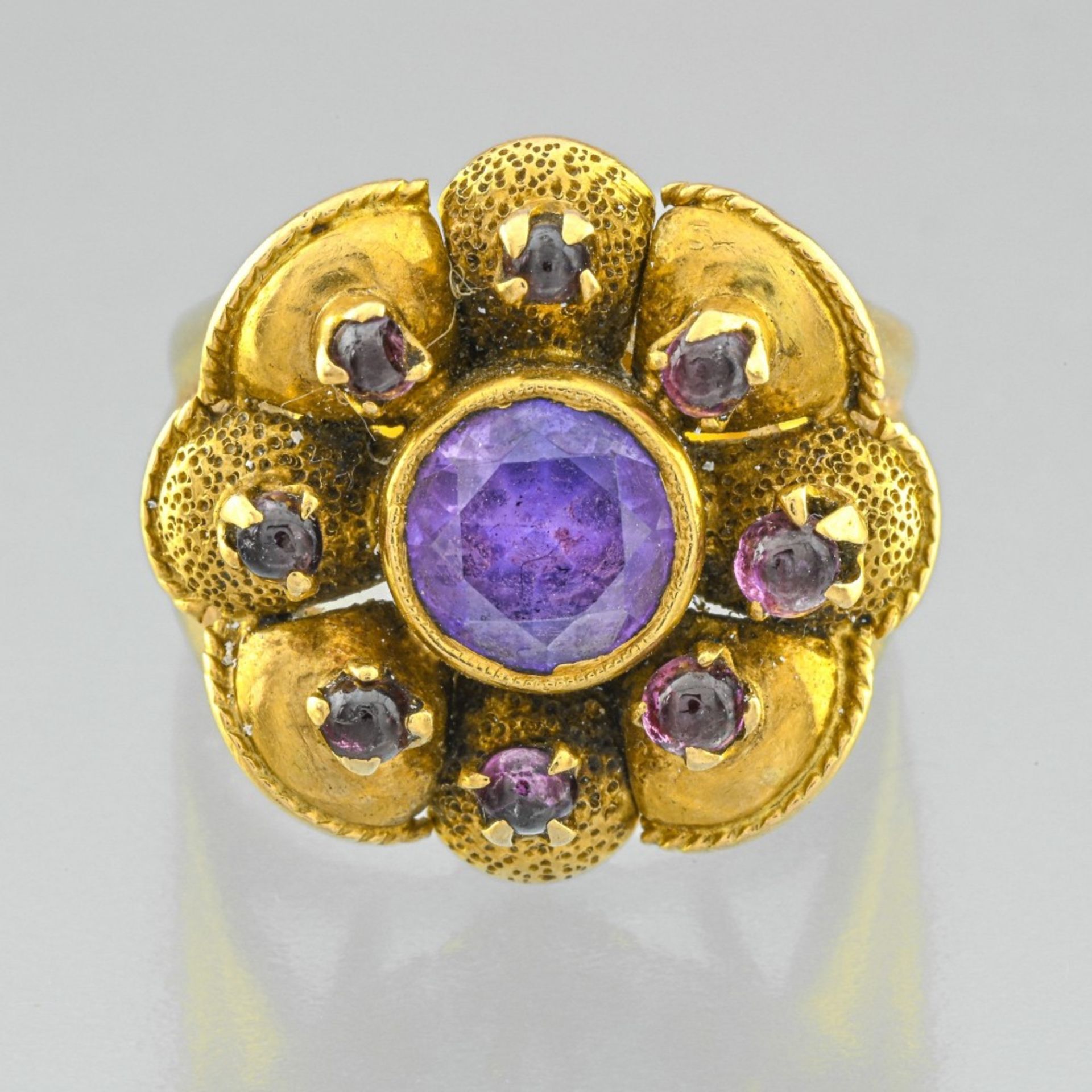 Lot of two rings 18kt - a ring in yellow gold 18 Karat motif flower set with an amethyst of round - Image 3 of 4