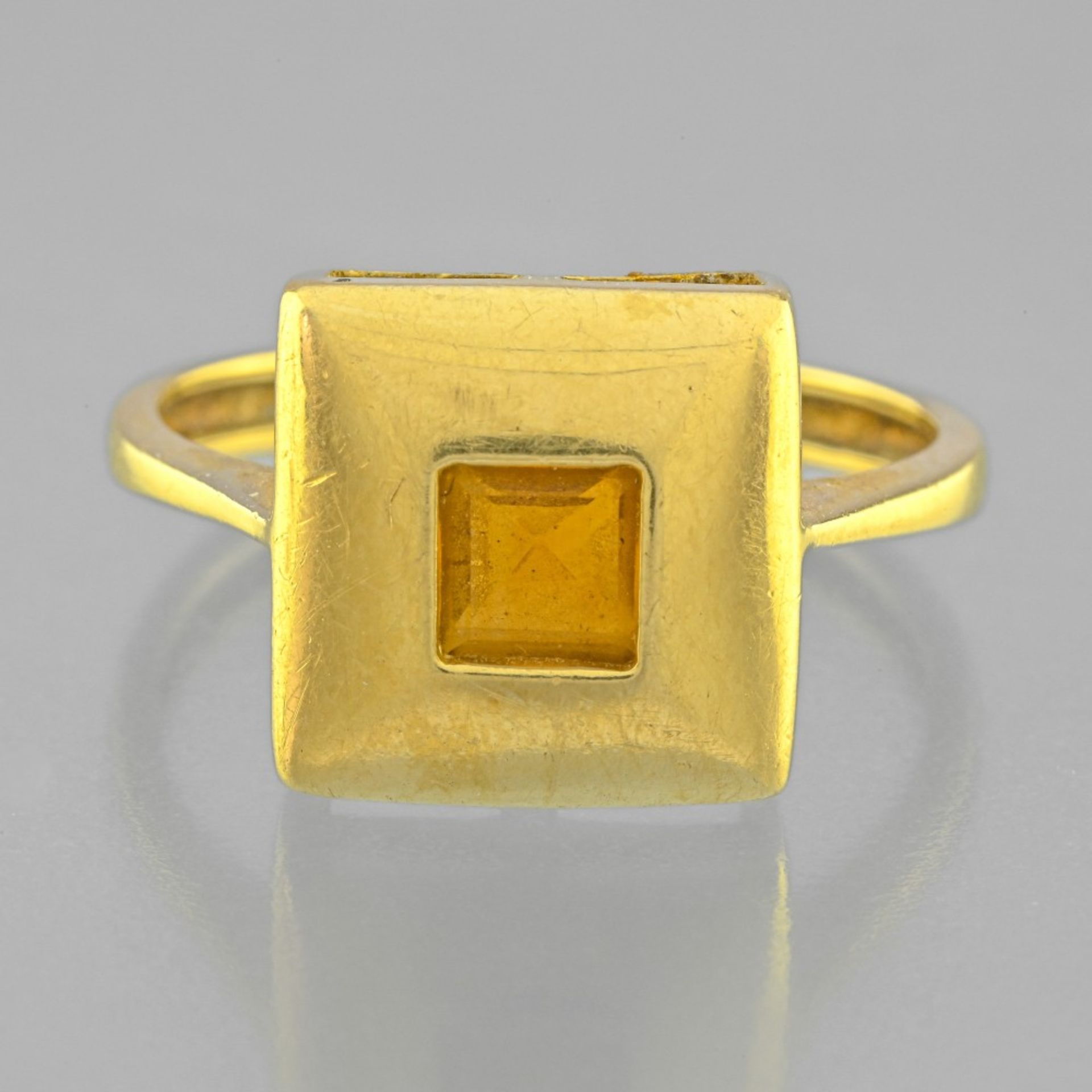 Modernist ring Ring in yellow gold 18 Karat decorated with an orange garnet (Hessonite) of square - Image 2 of 2