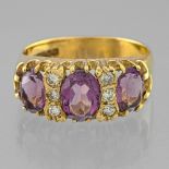 ENGLISH WORK AFTER 1958 Ring yellow gold and trio of violet stones In yellow gold 9 Karat, set