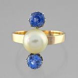 Trio ring In pink gold 14 Karat, set with a white pearl of 8mm and two blue stones. Hallmark: 585
