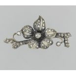 Flower and branch brooch In silver, set with diamond roses. Hallmark: none l : 2,8 cm L : 6 cm