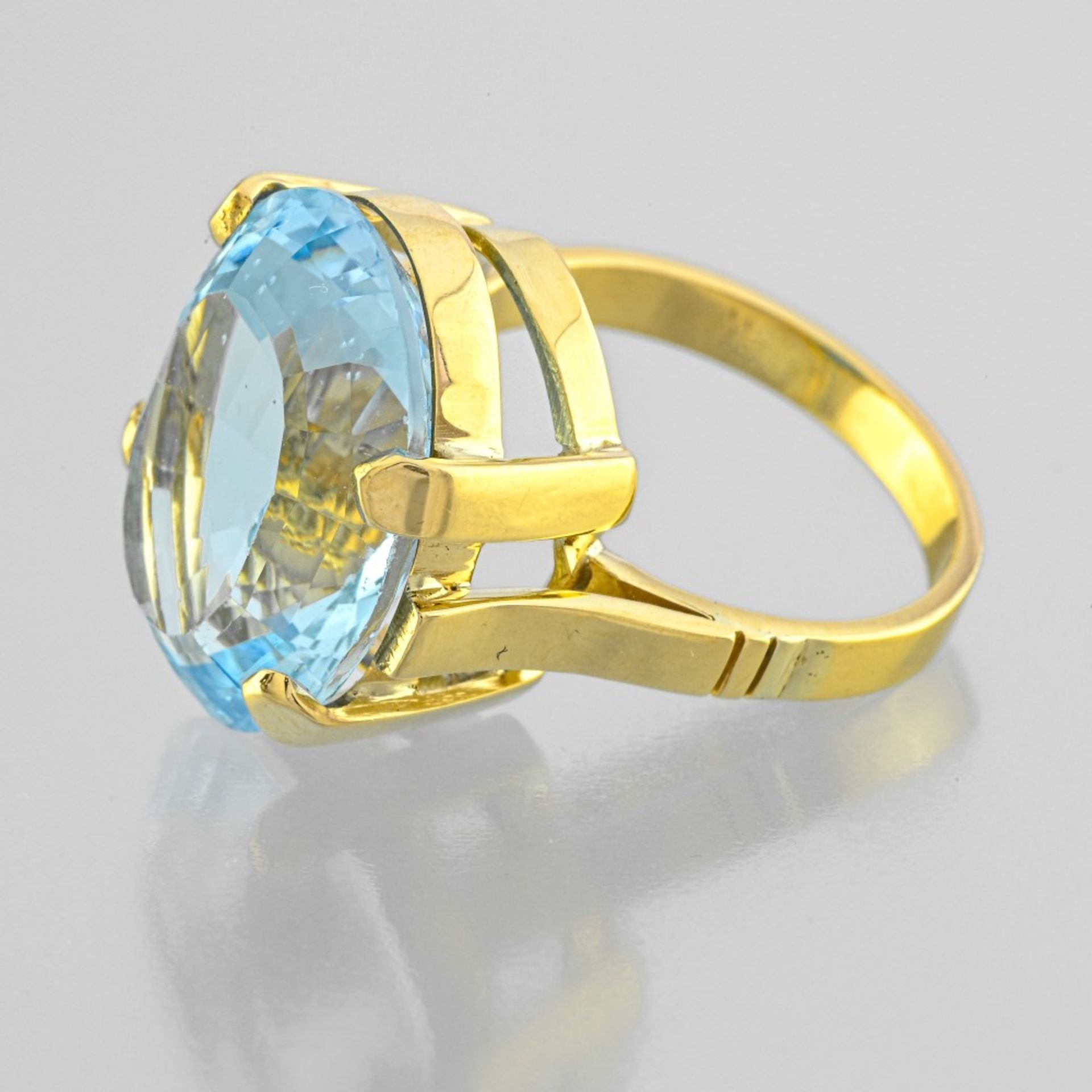Ring set with an important aquamarine In yellow gold 18 Karat, set with a brilliant oval - Image 2 of 2