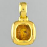 Amber and yellow gold pendant Pendant in smooth yellow gold 18 Karat, decorated in its centre with a