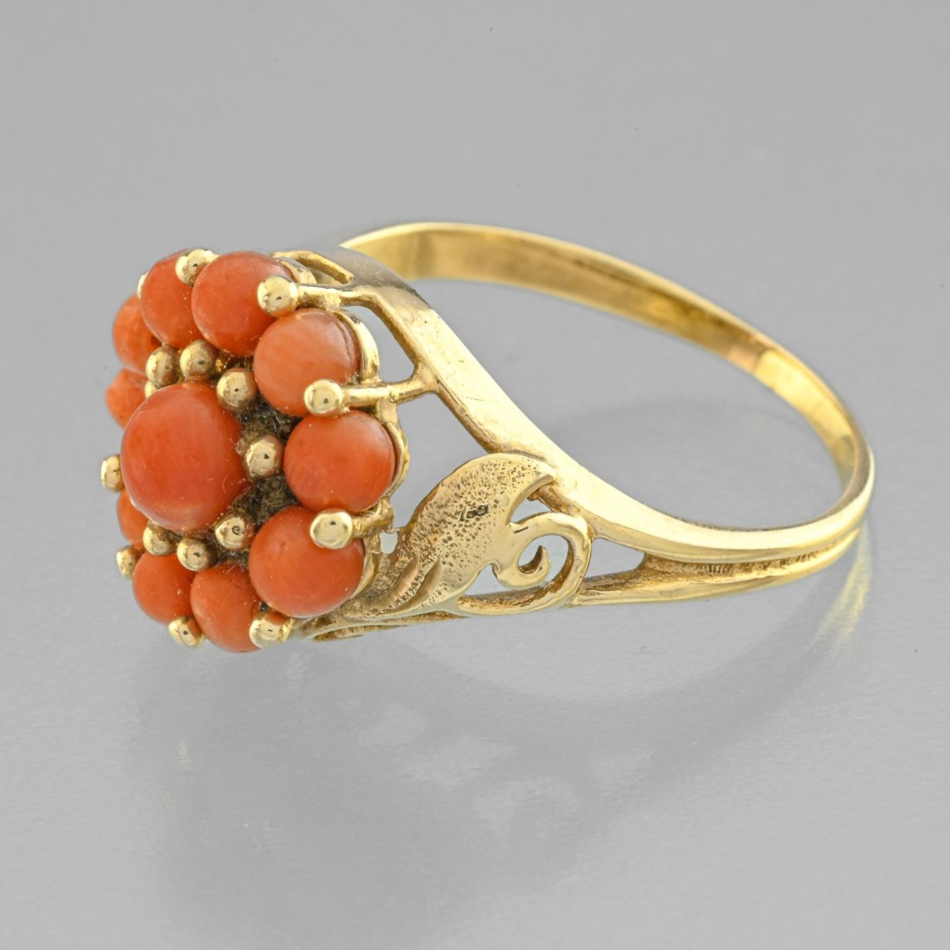Ring coral In yellow gold 14 Karat set with twelve pearls of coral in fall. Hallmark : none Ring - Bild 2 aus 3
