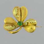 Clover brooch in yellow gold 14 Karat set with a green stone of 3 mm probably a tsavorite. To note