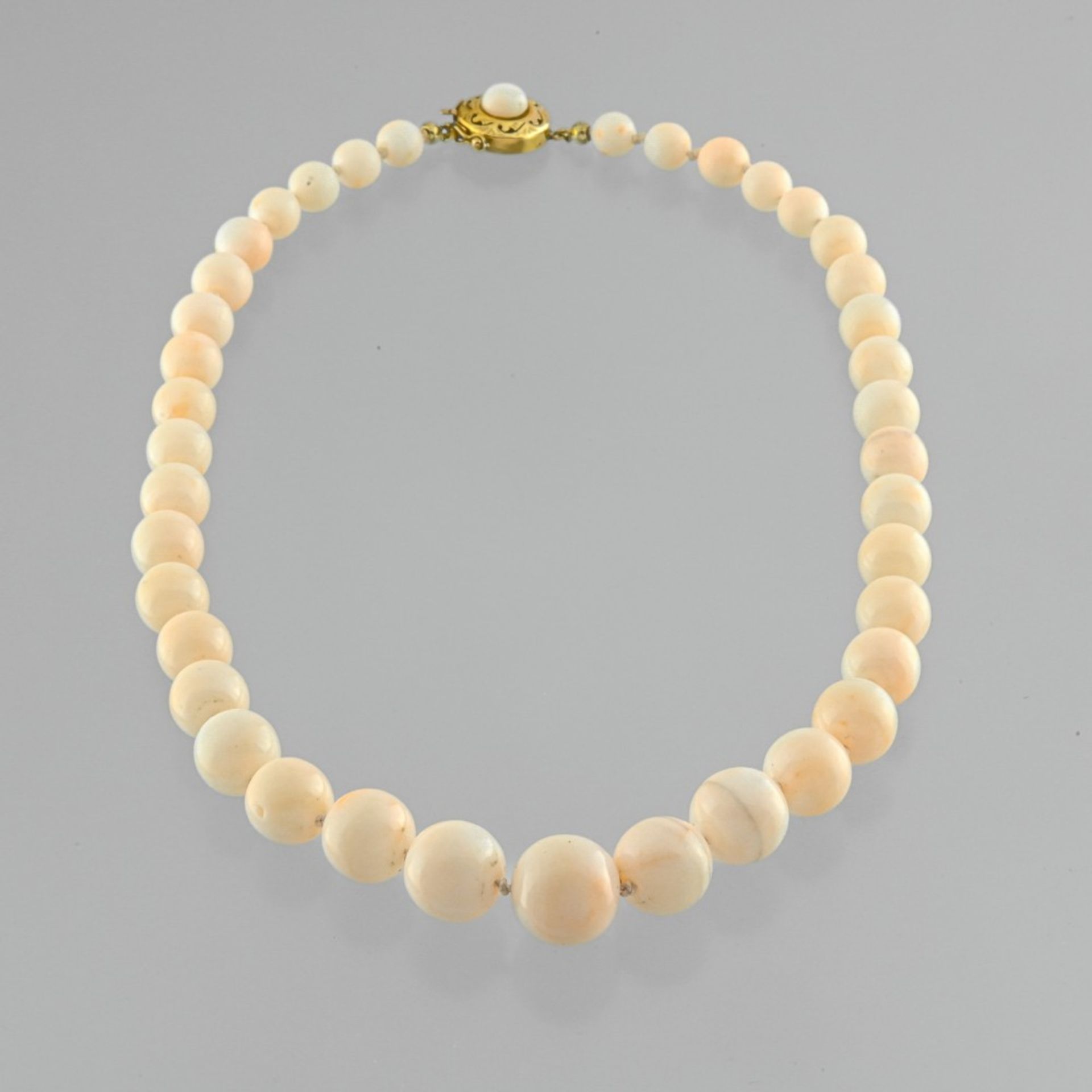 Angel skin coral necklace Necklace of coral pearls with 14 mm to 6,8 mm diameter, clasp openwork