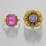 Lot of two rings 18kt - a ring in yellow gold 18 Karat motif flower set with an amethyst of round