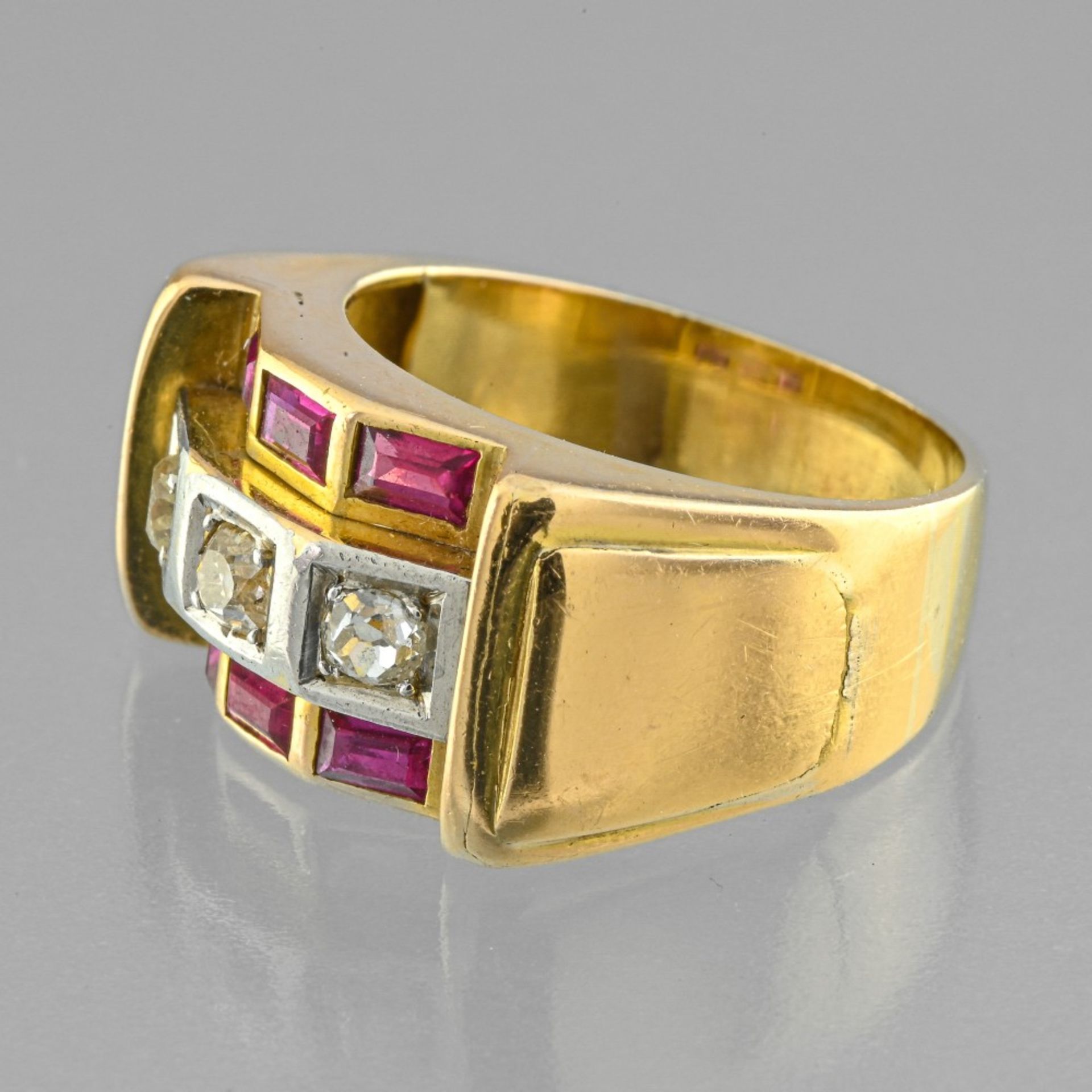 Tank ring in yellow and white gold 18 Karat, set with three diamonds for an estimated total weight - Image 2 of 2