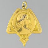 Art Nouveau pendant In 14 Karat yellow gold, stylised medallion representing a delicate profile of a
