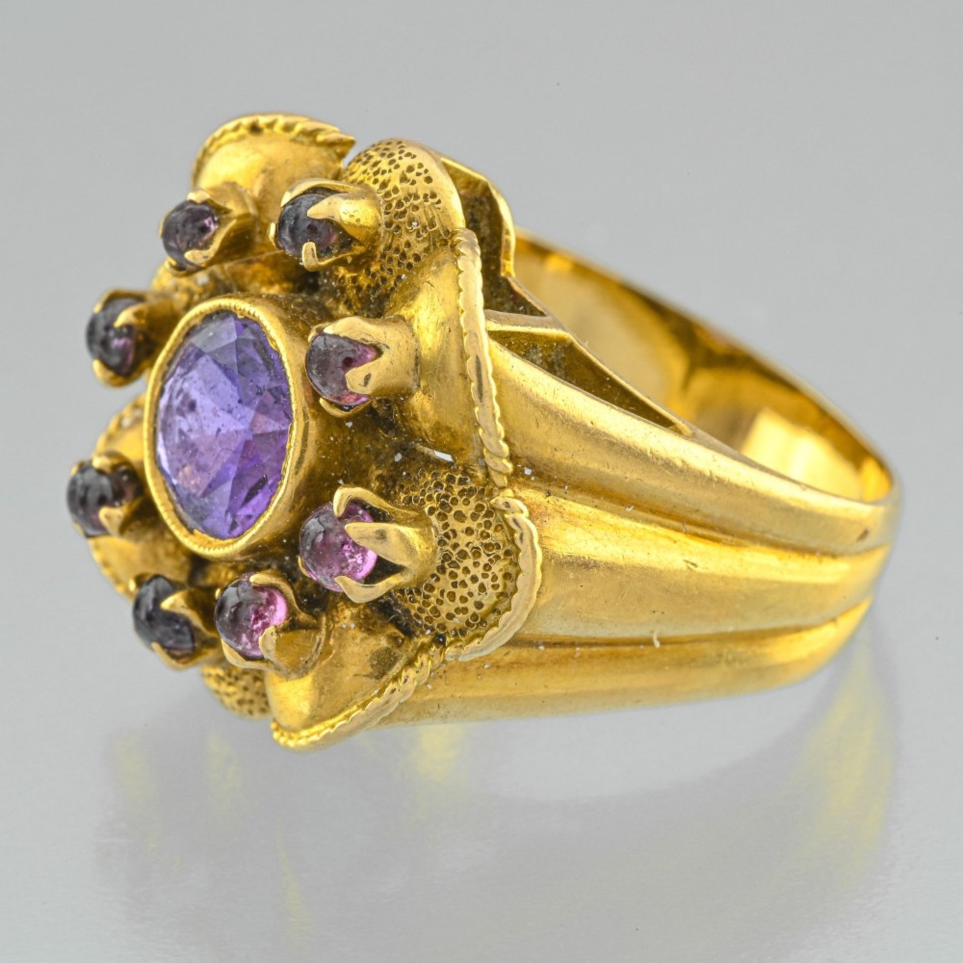 Lot of two rings 18kt - a ring in yellow gold 18 Karat motif flower set with an amethyst of round - Image 4 of 4