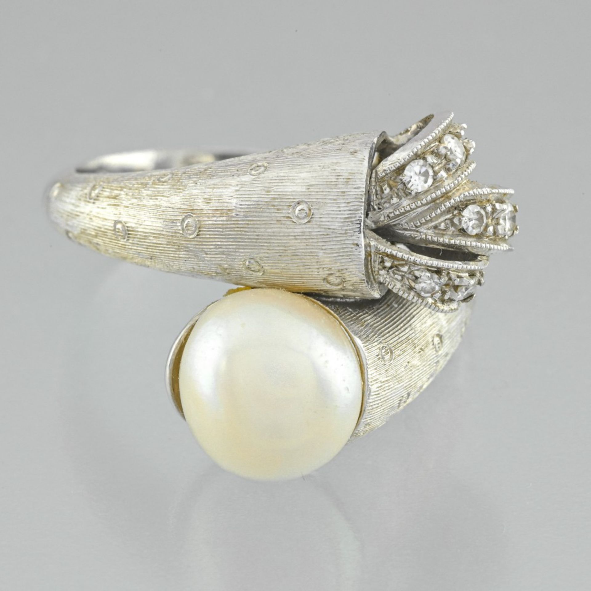 You and me ring pearl and diamond in white gold 18 Karat, set with a white pearl of 8 mm diameter - Image 2 of 3