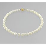 Semi-baroque pearl necklace Necklace of white pearls semi-baroque of a diameter varying between 9