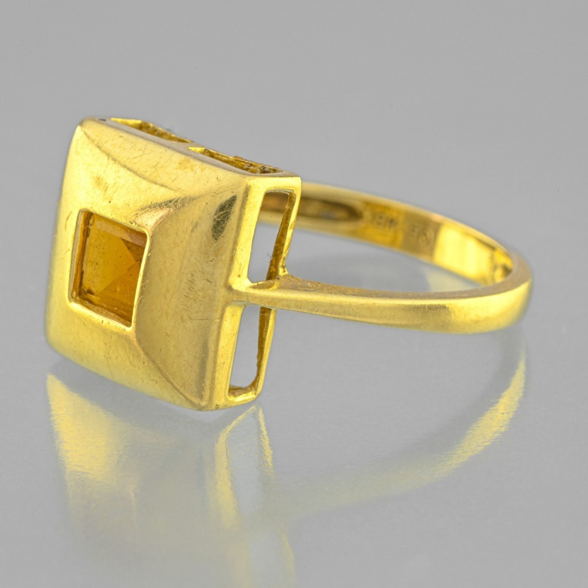 Modernist ring Ring in yellow gold 18 Karat decorated with an orange garnet (Hessonite) of square