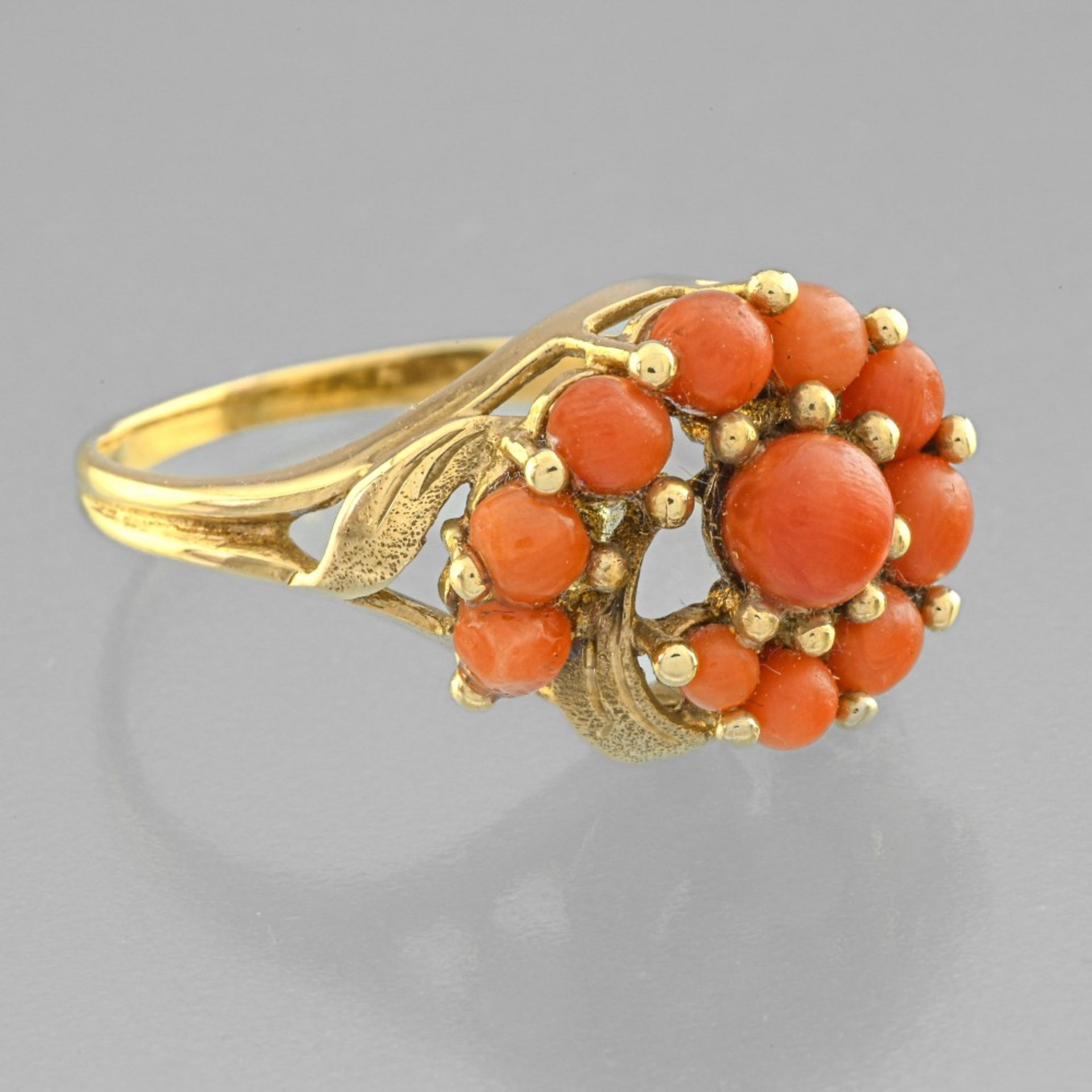 Ring coral In yellow gold 14 Karat set with twelve pearls of coral in fall. Hallmark : none Ring - Bild 3 aus 3