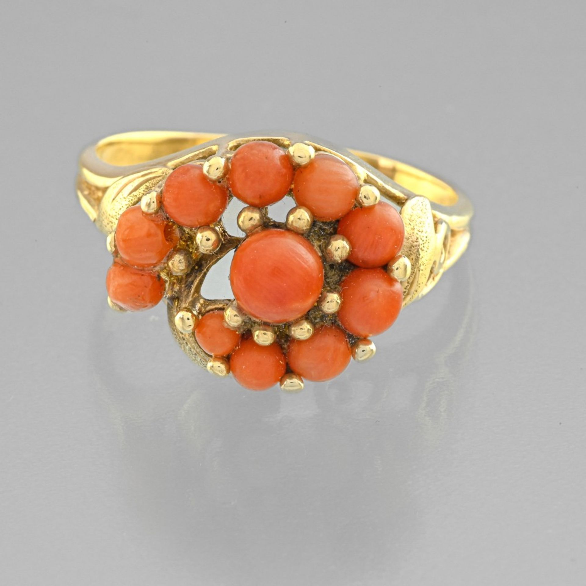 Ring coral In yellow gold 14 Karat set with twelve pearls of coral in fall. Hallmark : none Ring