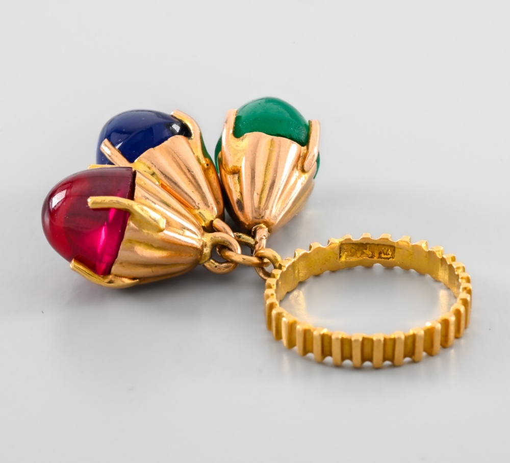 Egyptian ring three colours In yellow 18-carat gold, body of ring grooved in the centre of which are - Image 4 of 4