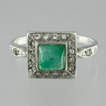 Emerald and diamond ring In silver and white gold 375 thousandths, set with an emerald cabochon (