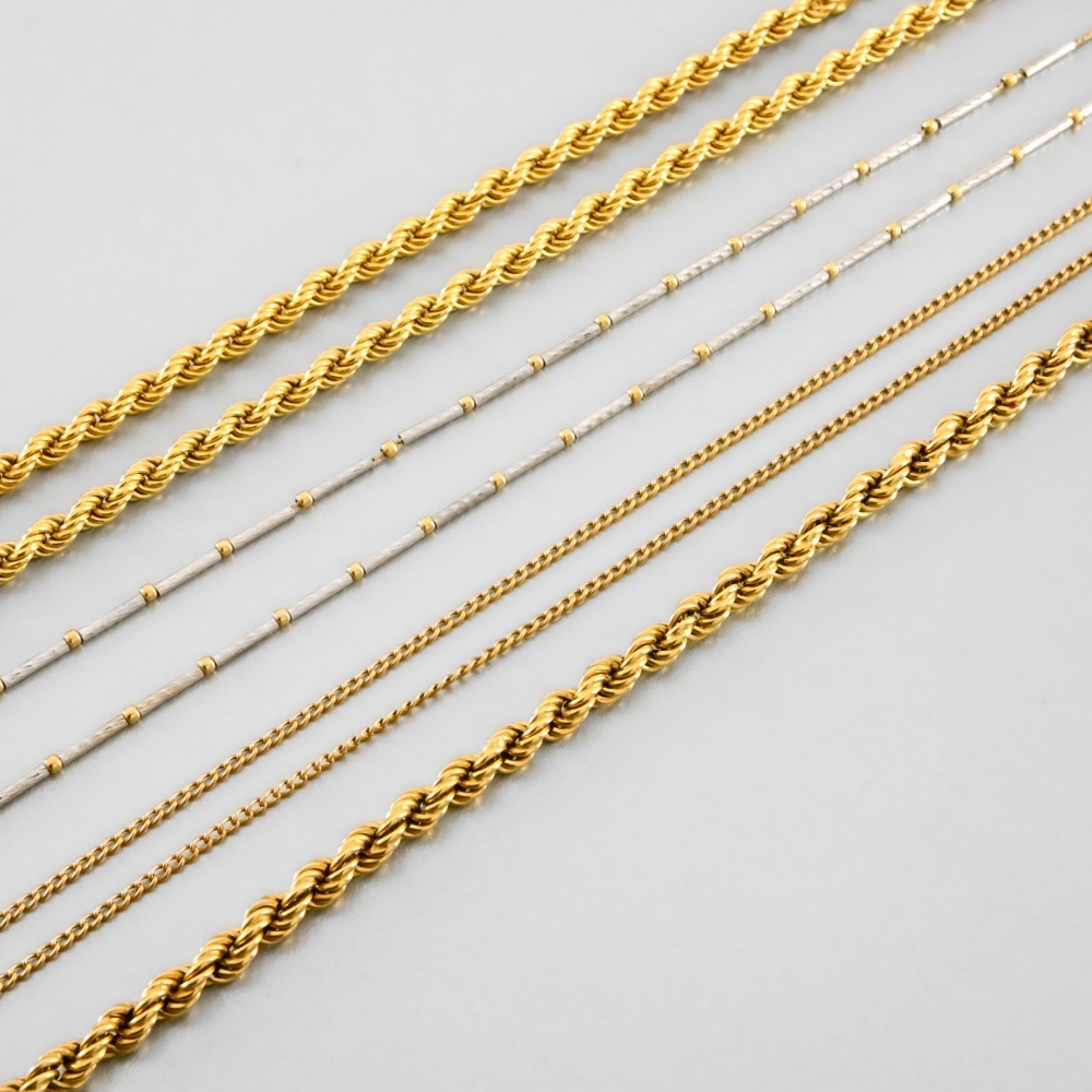 Lot of four necklaces and a gold bracelet - A necklace in yellow and white 18-carat gold, decorative - Image 2 of 2