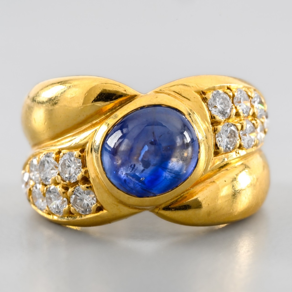 Yellow gold cabochon sapphire and diamond ring In yellow 18-carat gold, decorated with a sapphire