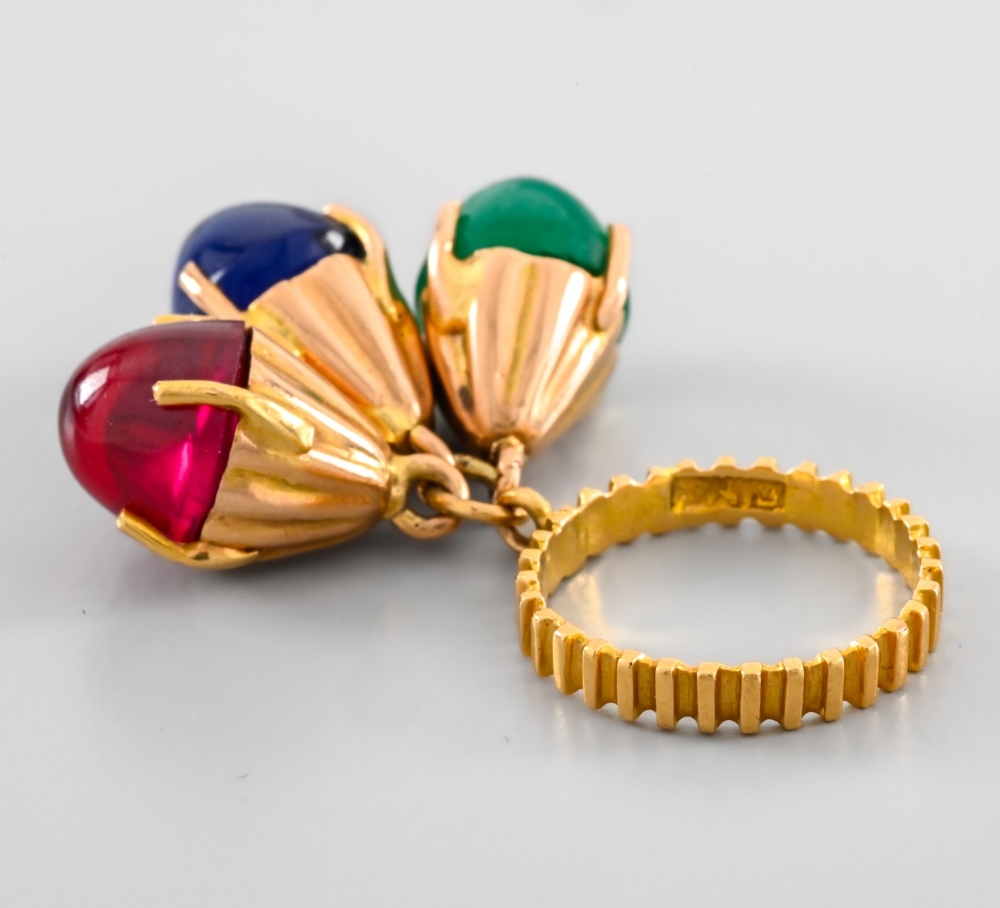 Egyptian ring three colours In yellow 18-carat gold, body of ring grooved in the centre of which are - Image 3 of 4