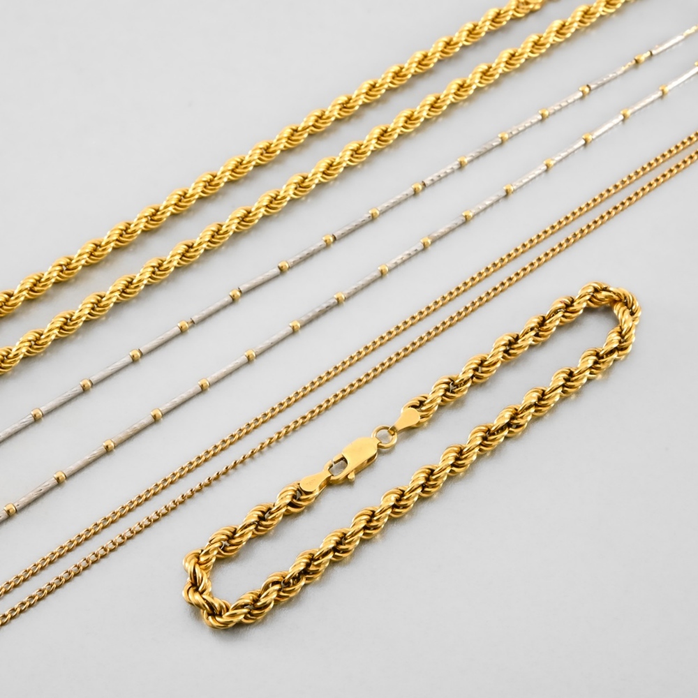 Lot of four necklaces and a gold bracelet - A necklace in yellow and white 18-carat gold, decorative