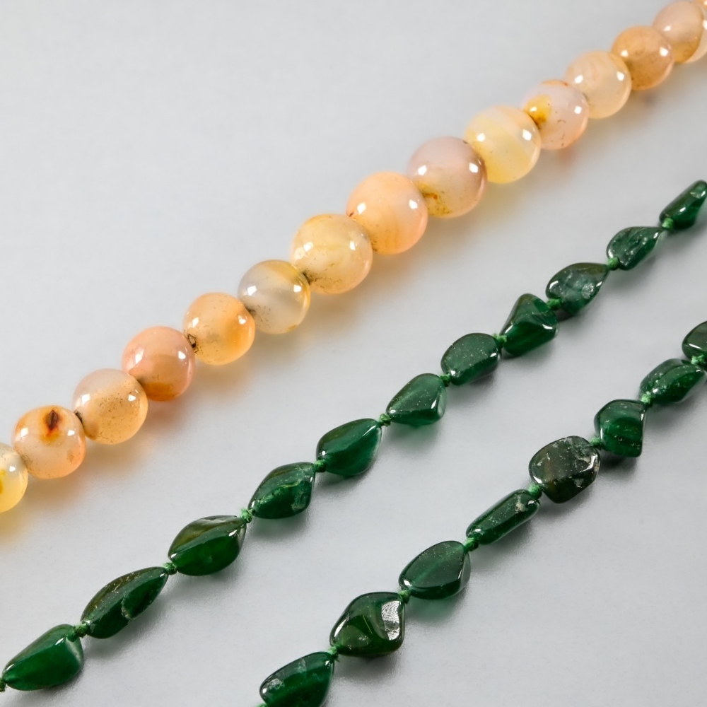 Two necklaces of agate and aventurine - A necklace of sixty-two agate pearls in drops, ranging in - Bild 2 aus 3