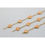 Chain and adjustable bracelet in gold and coral. - A bracelet in yellow 18-carat gold comprising a