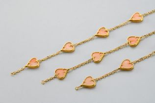 Chain and adjustable bracelet in gold and coral. - A bracelet in yellow 18-carat gold comprising a