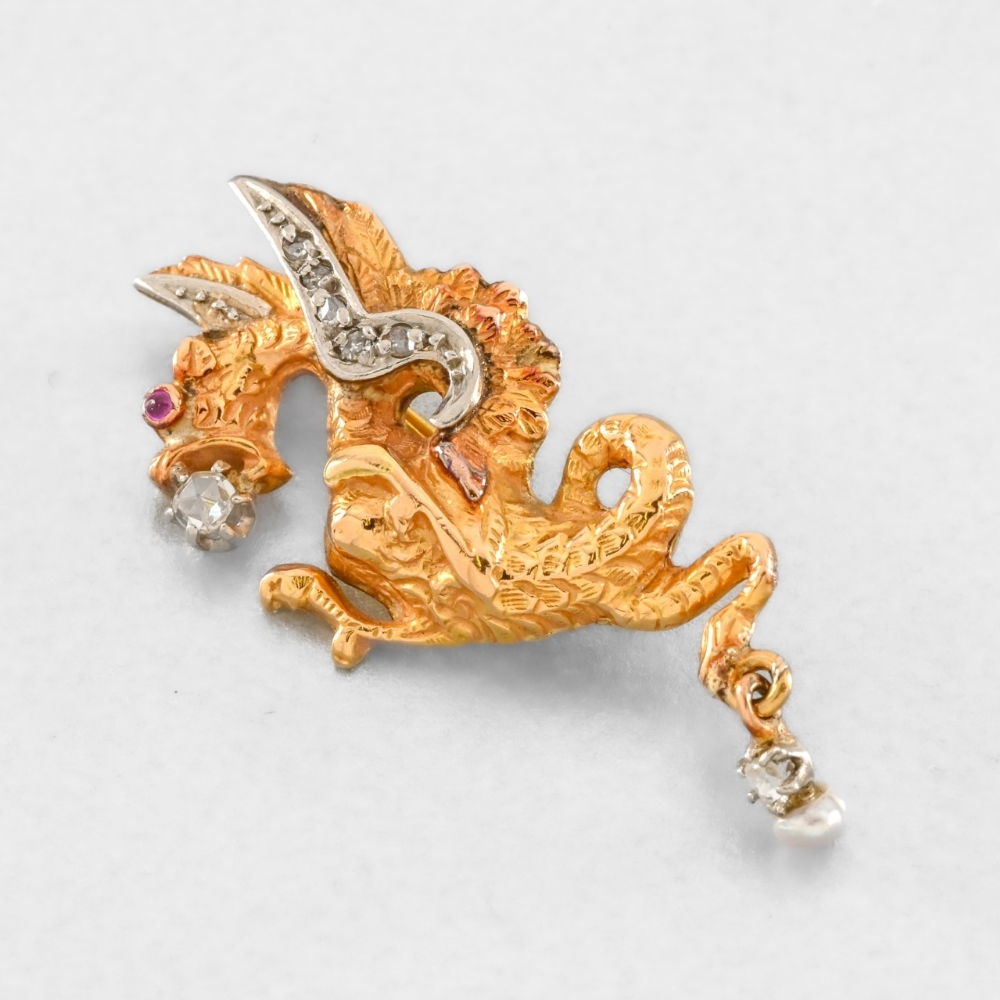 LATE 19TH CENTURY, EARLY 20TH CENTURY Brooch chimera Yellow and white gold 18-carat brooch - Image 2 of 4