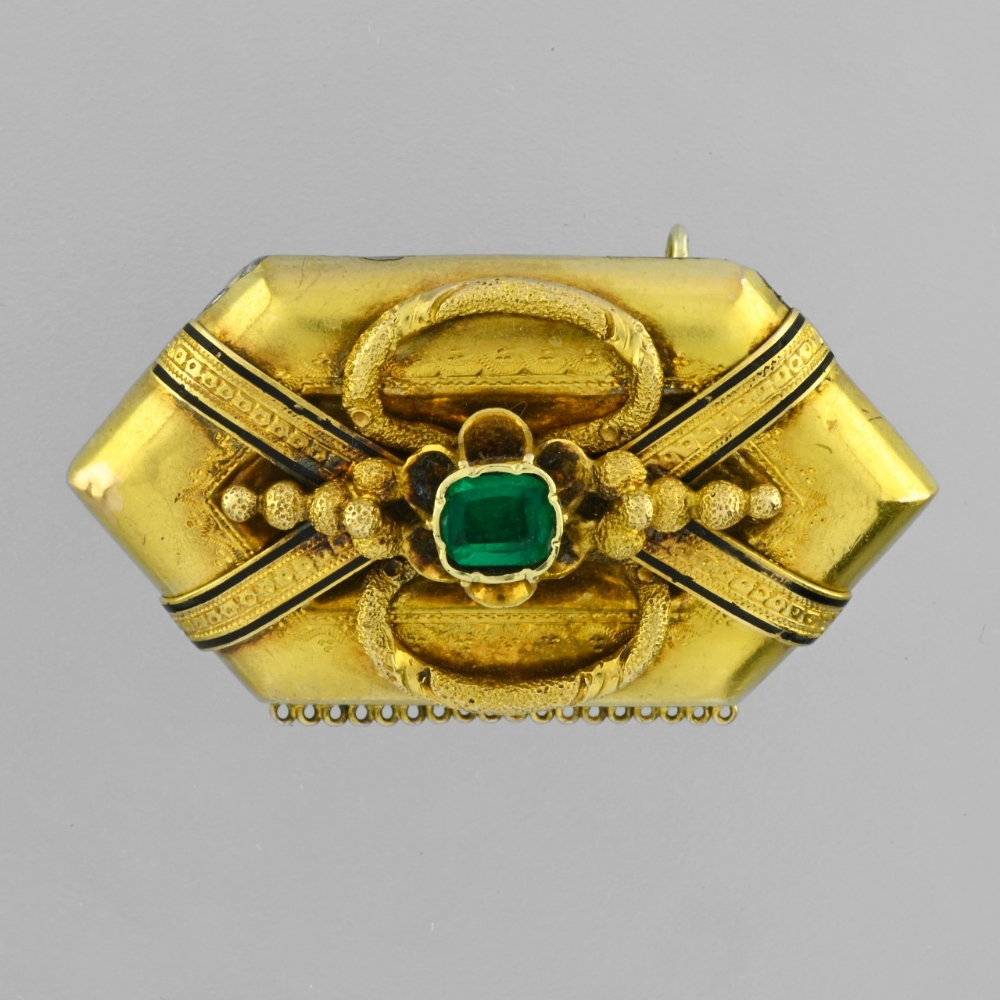 Brooch. In yellow 18-carat gold, set with a green stone. Marked: 750M Pewter solder H: 2 cm Depth: